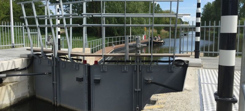 Opening the lock gates and operation of the lock paddles with ADE electric cylinders