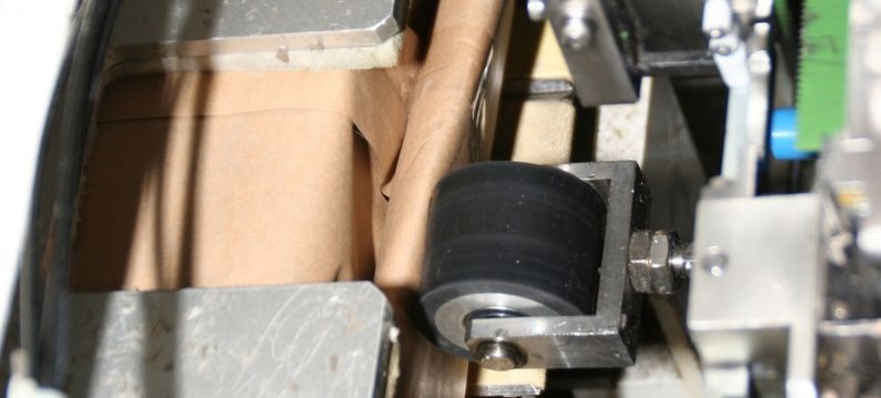 IAI servoactuator beweegt de rol voor het dicht tapen van de verpakking van beneden naar boven