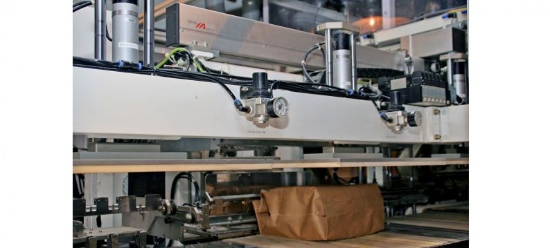 IAI electric actuator moves the packaging for enclosing the photopaper accurately from station to station