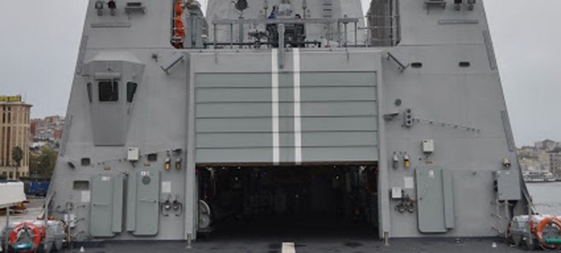 Porte de hangar d'hélicoptère sur un navire de la marine